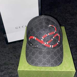 Säljer min pojkväns Gucci Keps Snakeskin. Storlek S (57cm). Den säljs inte längre på Gucci hemsidan.  Den är sparsamt använd, bra skick. Box tillkommer!🤎