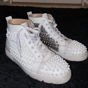 Christian Louboutin skor - Säljer nu min pojkväns Christian Louboutin High. Storlek 41.🤎 Äkta, köpta på Vestiaire men var för små tyvärr. Väldigt fint skick!