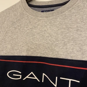Sweatshirt GANT - Grå sweatshirt från gant. Knappt använd.