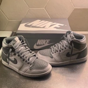 Air Jordan 1 Retro High Og Stealth/White - Hej! Säljer ett par Air Jordan 1 Retro High Og Stealth/White i storlek 42, köpta ifrån SNKRS och digitalt kvitto finns. Skicket på skorna är väldigt bra skulle säga 8,5/10.  Hör av er vid intresse 😁