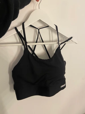 Stronger sport-bh - Svart sport-bh med snygg baksida. Aldrig använd. Djur finns i hushållet. Ordinarie pris 399kr