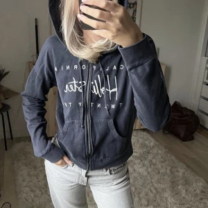 Hollister kofta - Säljer Blå kofta från Hollister i storlek XS (lånad bild)