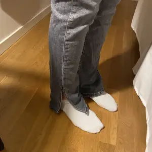 Gråa jeans från zara med slits