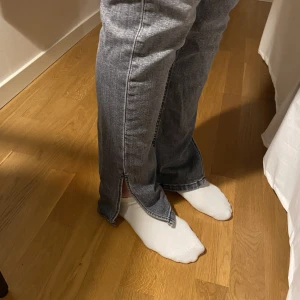 Gråa jeans  - Gråa jeans från zara med slits