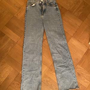 Snygga ljusblåa jeans från PULL&BEAR.  Passar i längden på mig som är 165cm lång. Skriv i meddelande om du är sugen på att köpa fler av jeansen jag lagt upp så kan vi diskutera ett billigare pris.