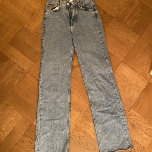Pull&bear jeans - Snygga ljusblåa jeans från PULL&BEAR.  Passar i längden på mig som är 165cm lång. Skriv i meddelande om du är sugen på att köpa fler av jeansen jag lagt upp så kan vi diskutera ett billigare pris.