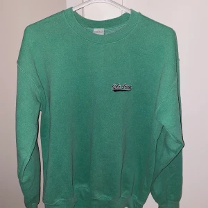 Sweatshirt Urban Outfitters - Här är en supersnygg tröja från Urban Outfitters, den är i strl S och passar mig som är 164cm mycket bra. Nypris 600kr!