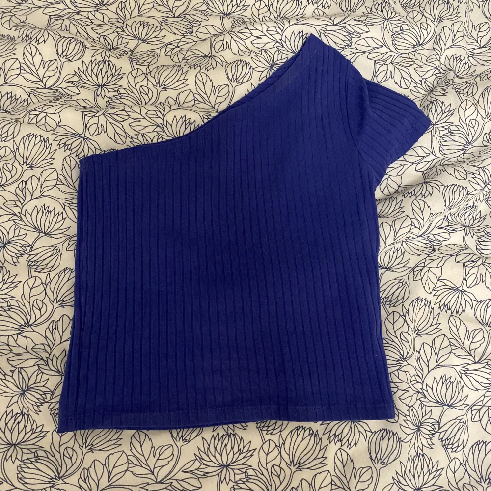 Blå jättefin off shoulder tröja från Gina som inte längre används☺️ storlek XS. T-shirts.
