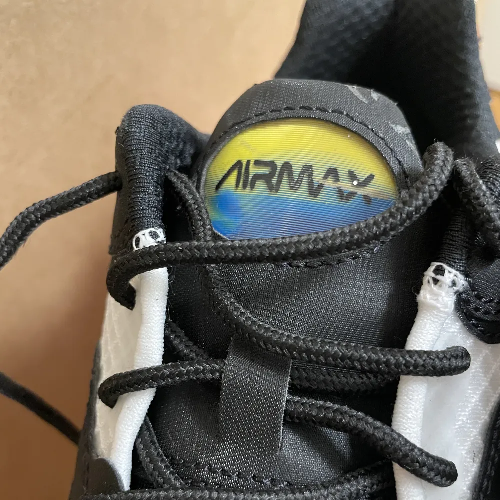 Womens Nike Air Max 2x, nyskick förutom slitning på ena plösen, se bild. Superbekväma med dubbel dämpning i hälen.. Skor.