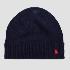 Ralph lauren mössa - Säljer min marinblåa Ralph lauren mössa köpt för längesen, använd typ 4 ggr den är i jättebra skick🤍