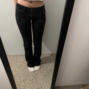 Diesel lågmidjade jeans  - Lågmidjade bootcut jeans från diesel, köpta från Sellpy. Lite slitna längst ner men annars i fint skick. Midjemått: ca 78cm Innerbenslängd: 82cm