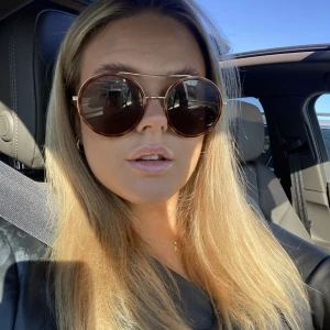 Gucci glasögon - Säljer mina äkta Gucci solglasögon med fodralet till. Köpta 2021, jättefint skick. Väldigt unika men älskar det❤️❤️ Köpte för cirka 3500kr men säljer för cirka 2000kr