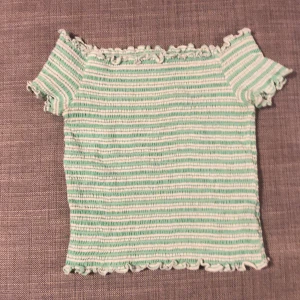 Tröja - Fin tröja från Name It i stl. 146/152 men jag kan ha på mig den som har stl S i tröjor😅 Skriv om du undrar något❤️