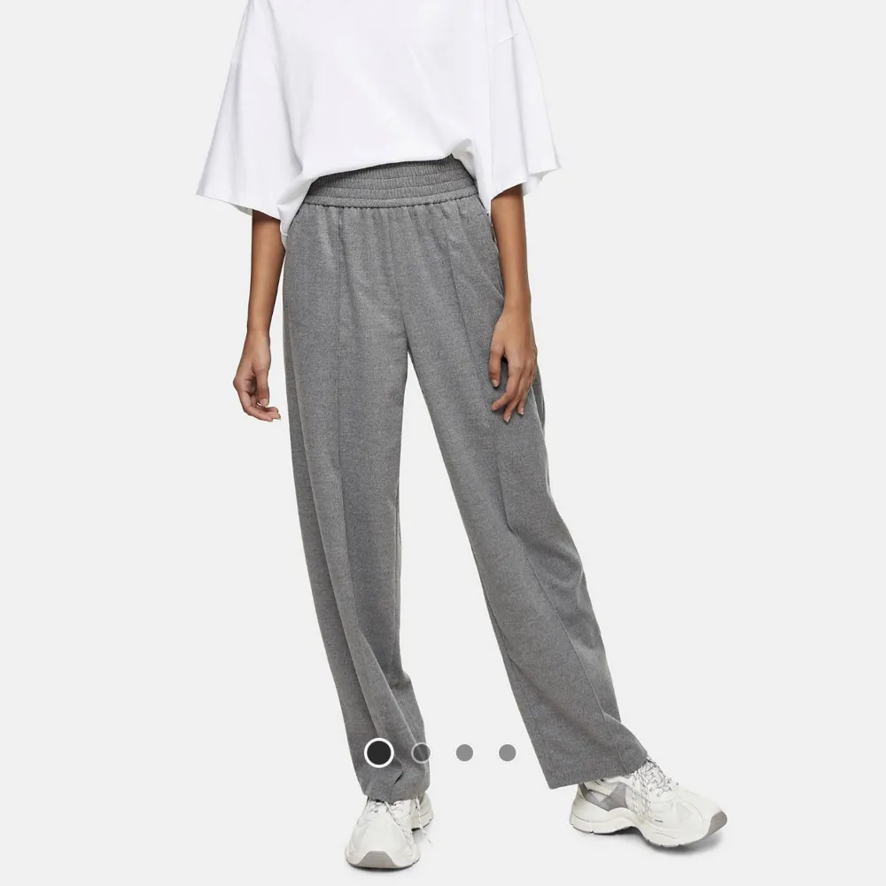 Riktigt sköna byxor från Topshop. Sitter högmidjade och sitter snyggt till utan att nudda marken med sneakers på - är 164cm. UK 8. Ordinarie pris 589kr . Jeans & Byxor.