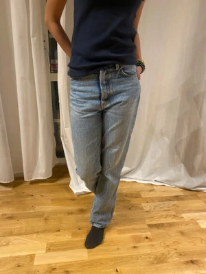 Zara jeans  - Säljer dessa superfina mid rise jeans ifrån zara. Köpta i april 2022, sparsamt använda. Säljer då jag har för mycket jeans och anser att dessa inte kommer till användning. 💘💘(sitter bra på mig som är 165)
