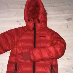 Säljer nu denna röda peak performance jacka skit snygg och skön till vintern/våren ❤️ använd några få gånger och super fint skick!  Pris kan diskuteras vid snabb affär! 