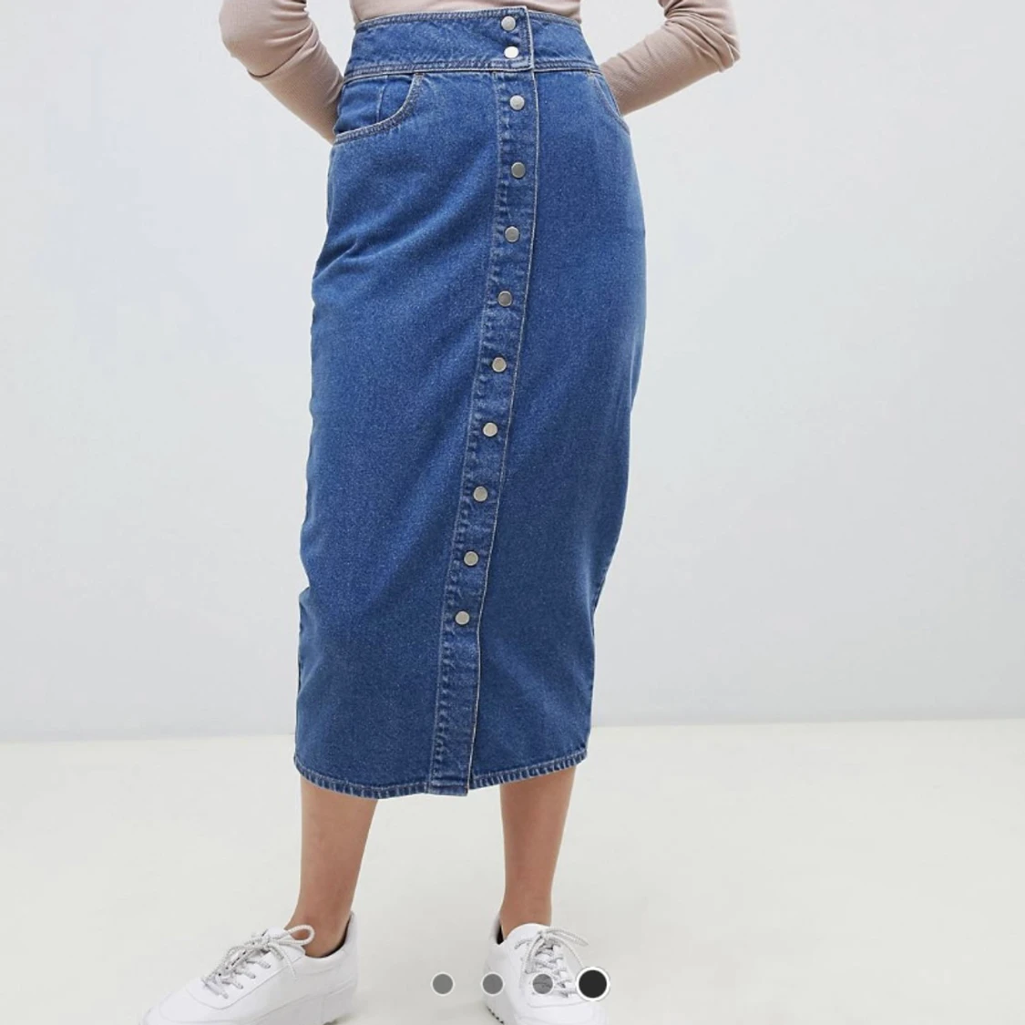 Mellanblå midikjol i denim med tryckknappar  - 91