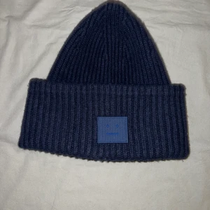 Acne Studios mössa - Säljer min mössa för en billig peng. Vid snabb affär går det att få den billigare!! Säljer den pga att jag inte använder den