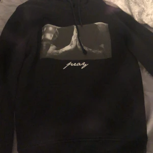 Svart hoodie med tryck! - Säljer nu min svarta  hoodie med ett tryck på då den inte kommer till användning längre! Avänd fåtal gånger! Den är i bra skick! Skriv för fler bilder eller frågor! Pris kan diskuteras!💕💕