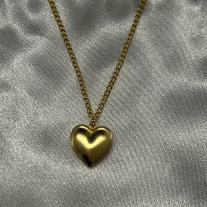 Halsband - Ännu ett till halsband men denna gång i guld! Jättegulligt hjärthalsband som passar med våra 003 örhängen! Kostar 79kr + 15kr frakt (dvs 94kr)😊