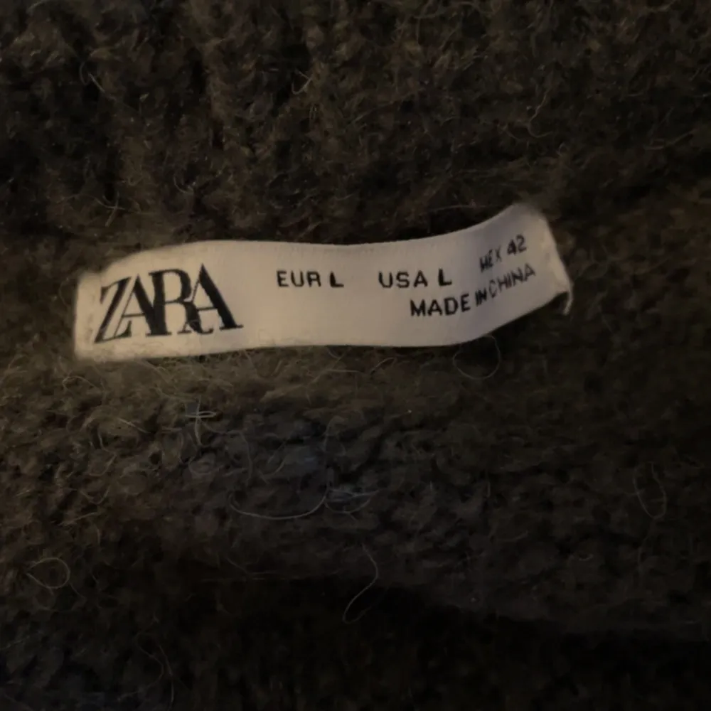 En stickad tröja från Zara! Aldrig använd då jag köpte den på rea för 400kr och tyckte om den i båset och när jag kom hem kändes den för stor. Storlek L, jag är 186 cm och brukar ha large eller medium . Tröjor & Koftor.