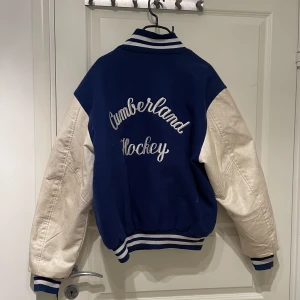 College/ Varsity Jacka - Vintage college jacka som ingen annan har🧡strl M🧡 Skriv för frågor eller bilder