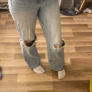 Jeans  - Ett par fina jeans med hål vid knäna från Zara, knappt använda