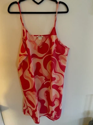 Ny klänning - Fin klänning, helt ny.  Pris exl. Frakt. Betalning innan leverans. 