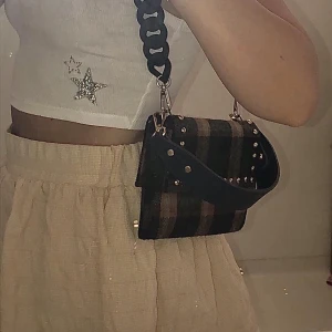 Hvisk väska - Superfin väska fårn hvisk! Nypris är runt 900 kr💕INGA DEFEKTER! Perfekta höst & vinter väskan🥰fina nit detaljer! Svarta Väskbandet ingår!