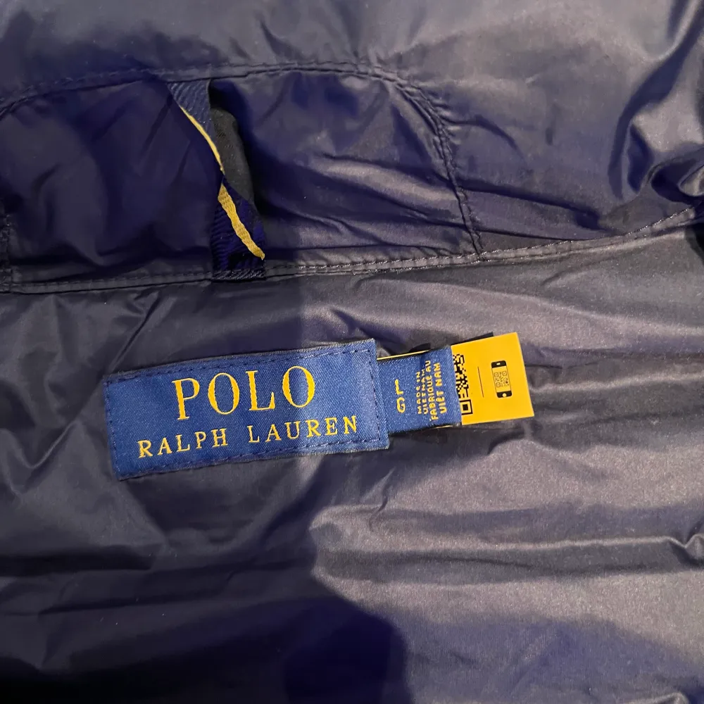 Helt oanvänd marinblå väst från Polo Ralph lauren skick 10/10. Lägger upp för jag inte använder den alls, nypris 2500 bud startar från 500.. Jackor.