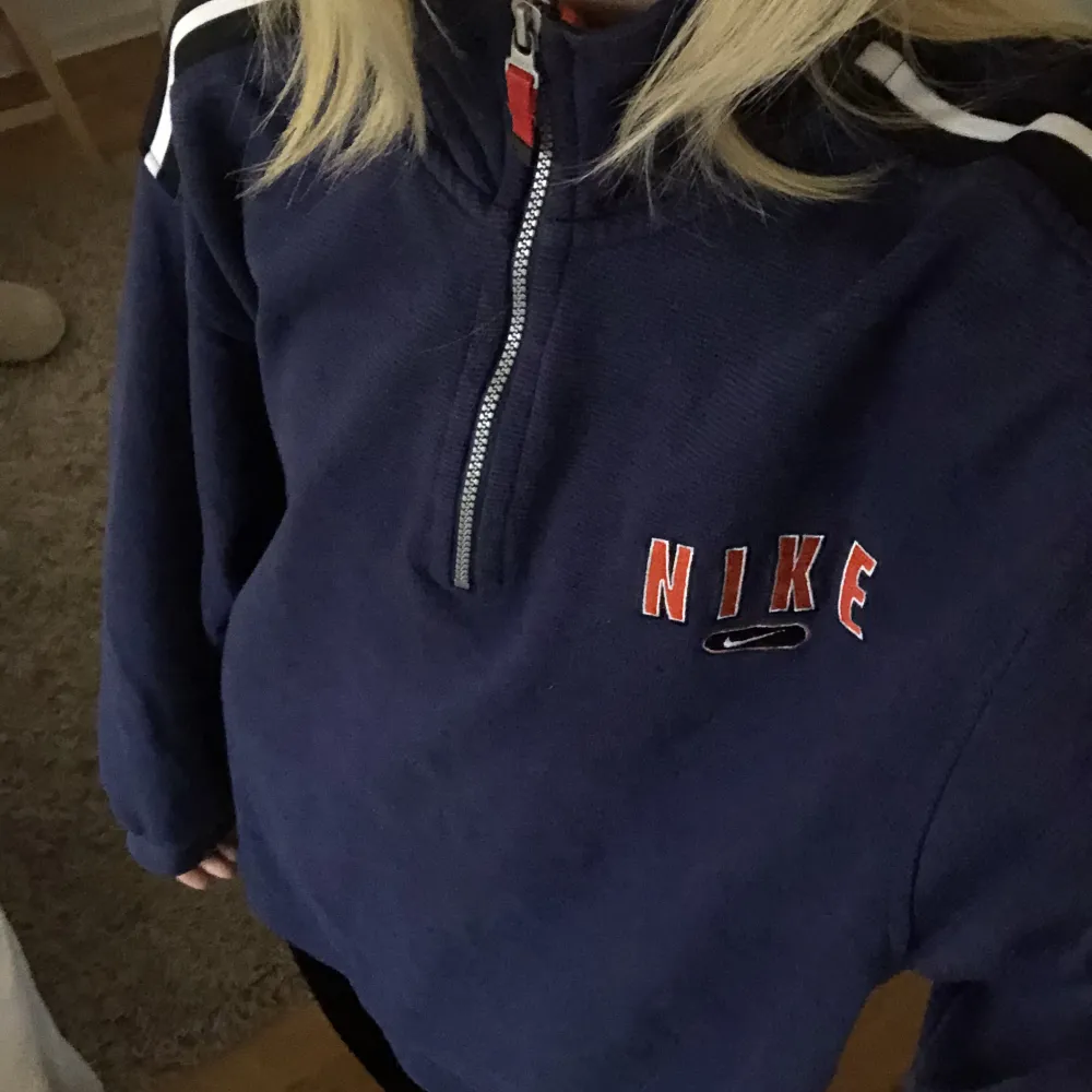 marinblå Nike hoodie med halv zipup köpt på humana för ungefär ett år sedan⭐️ sitter oversized på mig som är en s. Hoodies.