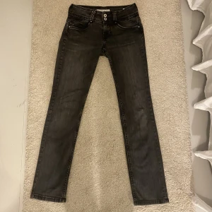 Lågmidjade Jeans - Säljer mina svarta lågmidjade jeans från Pepe Jeans i storlek 26/32. De är använda men i bra skick. Nypris: 999 kr. Frakten ingår!! 💘