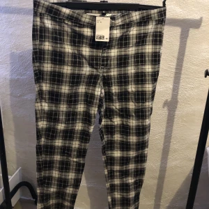 Rutiga kostymbyxor  - Helt nya svart rutiga kostymbyxor bara testade en gång. Storlek 48