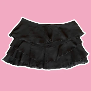 Svart volangkjol - Superfin volangkjol med dragkedja baktill. Köpt på en punkbutik i Malmö. Lapparna är bortklippta så vet ej vilket märke den kommer från eller vilken storlek den är, men jag uppskattar det till en S. 76 cm i midjemått och den är ca 33 cm lång🖤