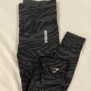Gymshark tights  - Storlek S. Sparsamt använda. Dock lite noppriga vid grenen och märket nere vid benet har krackelerat lite (2a bilden). I övrigt fint skick! Slutsålda på hemsidan. 