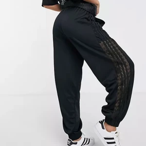 Adidas track pants - Track pants från adidas med spetsdetaljer på sidorna av benen. Använda en gång. 
