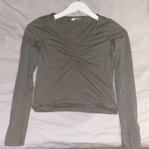 Topp - Väldigt mjuk topp från H&M, tight passform, Storlek S. Material:95% bomull och 5% elastin