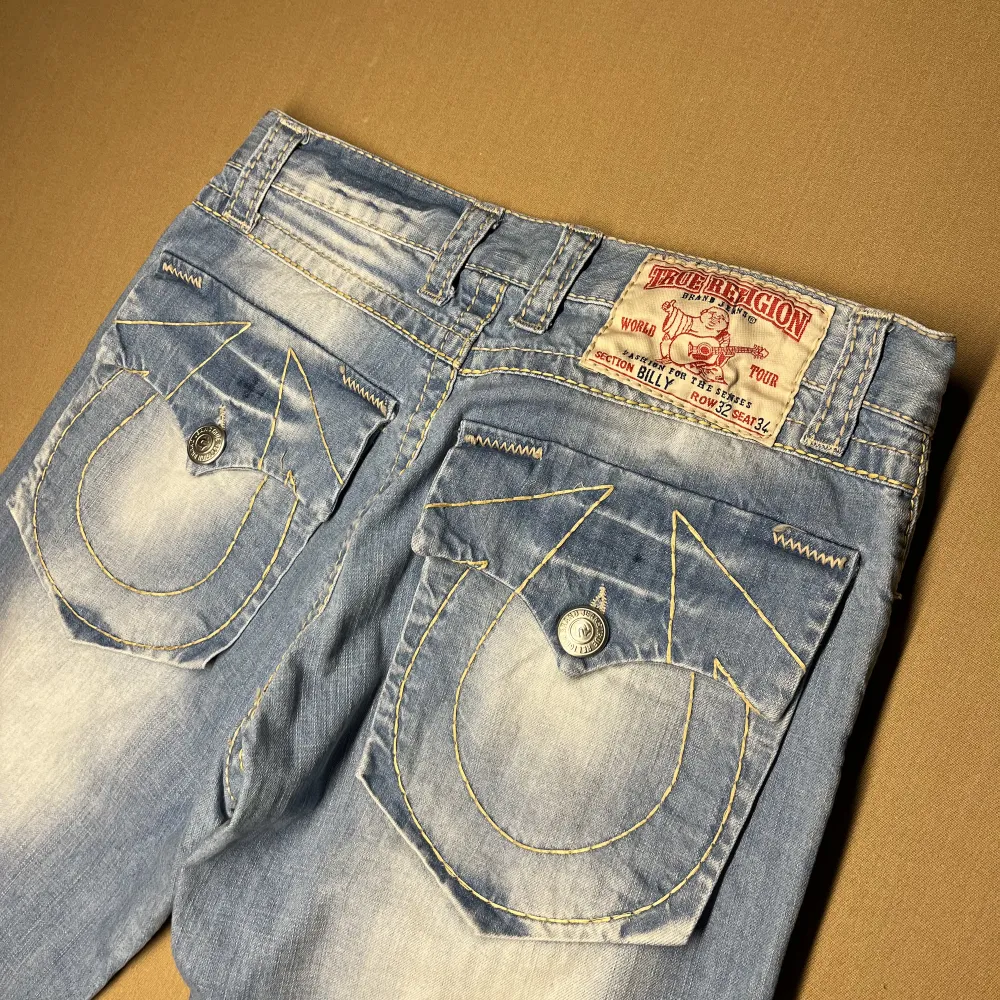 Riktigt feta ljusblåa true religion jeans, nästan nyskick. Storlek 32. Passar till allt, riktigt bra fit. Fler frågor kontakta gärna. Jeans & Byxor.