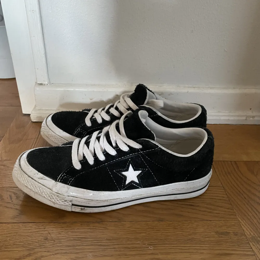 Låga Converse one star, alla bilder är mina egna. (Skick är som sista bilden men skorna rengörs innan de skickas iväg). Köpta för 3 år sen men bra skick. . Skor.