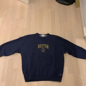 Collegetröja - En collegetröja från pull&bear. Den var en gåva så har inte koll på originella priset jag säljer för 150kr(utan frakt) använd 2 gånger!