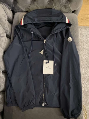 Moncler jacka  - Säljer min splitter nya moncler grimperus jacka i storlek M, endast testad lappar sitter kvar, finns scan och QR kod på jackan. Skriv för fler bilder!