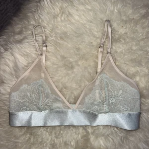 Oanvänd bralette  - Helt ny ljus rosa/blå bralette från Ella M. Reglerbara axelband Strl M