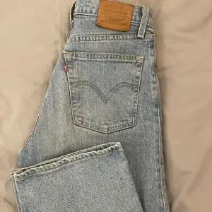 Säljer ytterligare ett par levi’s jeans🤍jätte fina siter jätte fint säljer pga att jag inte använder dom längre och måste ränsa kom privat om du vill köpa eller har frågor köparen står för frakt🤍