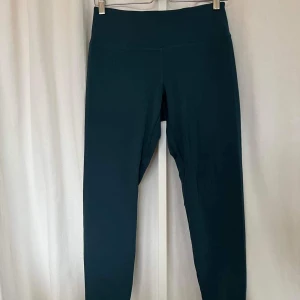 Träningstights  - Helt nya och oanvända träningstights i storlek M i grön/blå färg. Prislapp kvar! 