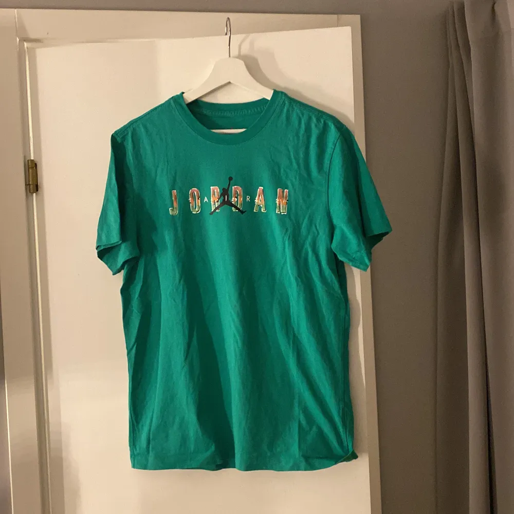 Grön T-shirt från Jordan AIR, storlek M. Standard fit och använd 1 gång. . T-shirts.