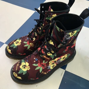 Dr Martens  - Dr Martens i mycket gott skick, knappt använda. Oxblodsröda med blommor i tyg. 