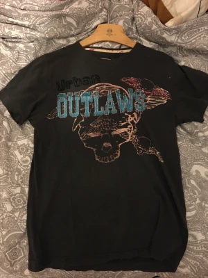 T-shirt med rhinestones - Asfet t-shirt med tryck och Rhinestones från jack&jones. Passar overzised s/ medium 