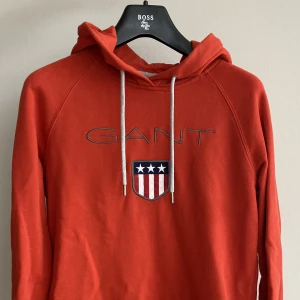 Hoddie  - Röd hoddie från Gant. Storlek S. Bra skick, säljes för 250 + frakt 