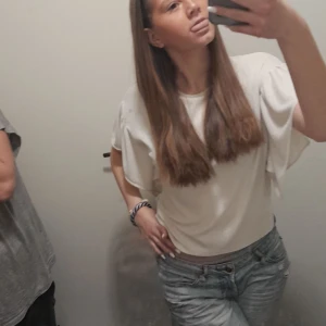 Vit tröja  - Sthlmstil vibe💕💕. Jätte fin tröja