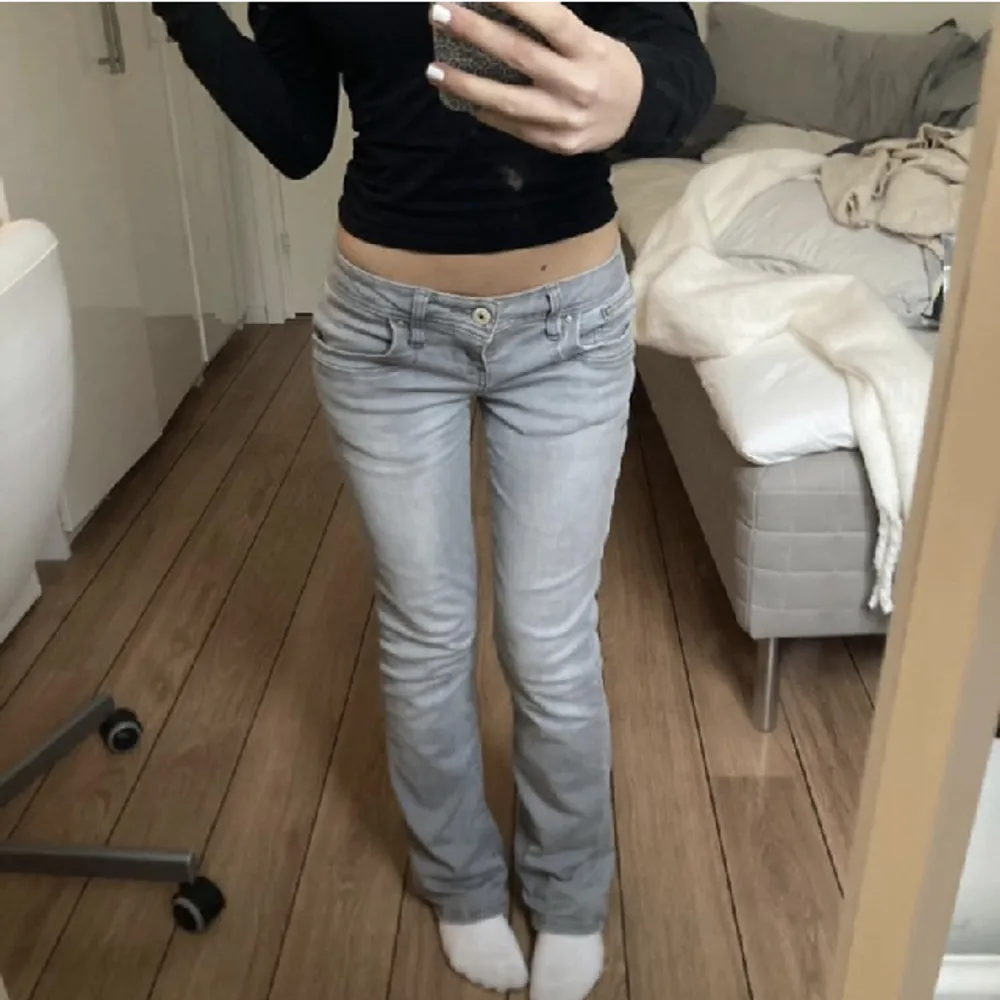 Säljer dessa gråa Lågmidjade LTB jeans då de inte kommer till användning längre🥰Direktpris: 900kr. Jeans & Byxor.